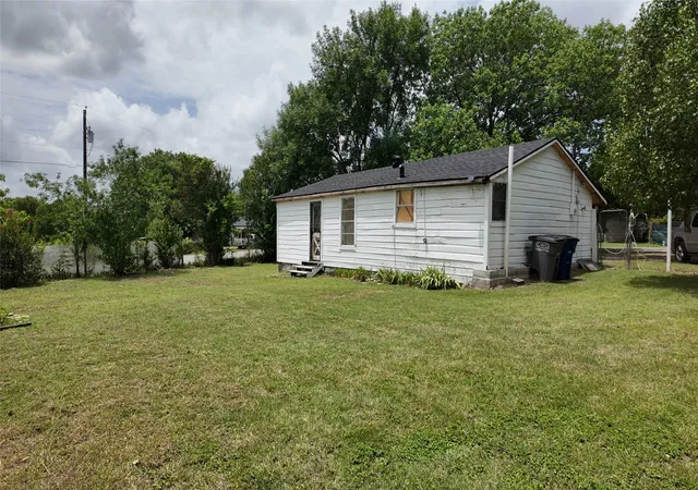 Photo 4 of Sale Pending at 327 S Overlook Dr, Red Oak, TX 75154 | MLS# 21334829 | Listing updated on 2026-09-26
