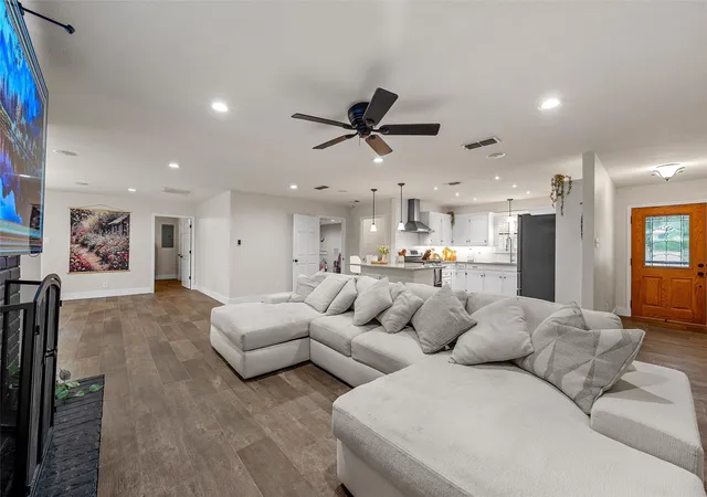 Photo 3 of Single family home for sale at 401 N Avenue V, Clifton, TX 76634 | MLS# 21331304 | Listing updated on 2026-10-04