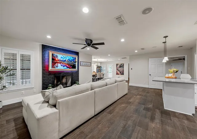 Photo 3 of Single family home for sale at 401 N Avenue V, Clifton, TX 76634 | MLS# 21331304 | Listing updated on 2026-10-04