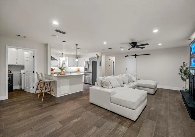 Photo 4 of Single family home for sale at 401 N Avenue V, Clifton, TX 76634 | MLS# 21331304 | Listing updated on 2026-10-04