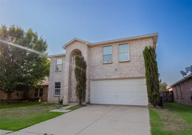 Photo 3 of Single family home for sale at 5718 Green Ivy Rd, Denton, TX 76210 | MLS# 21334671 | Listing updated on 2026-07-22