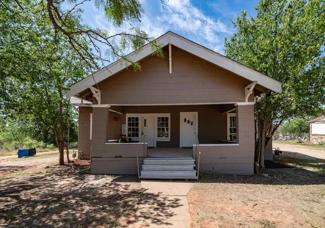 Single family home for sale at 720 E Mcharg St, Stamford, TX 79553 | MLS# 21334134