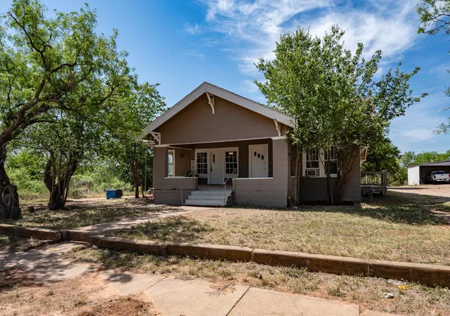 Photo 3 of Single family home for sale at 720 E Mcharg St, Stamford, TX 79553 | MLS# 21334134 | Listing updated on 2026-08-31