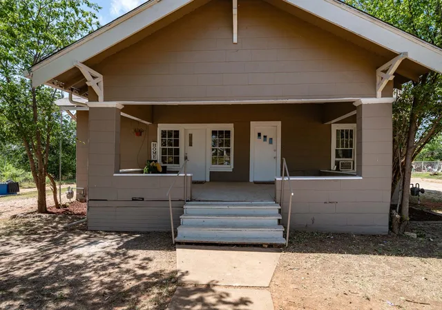 Photo 4 of Single family home for sale at 720 E Mcharg St, Stamford, TX 79553 | MLS# 21334134 | Listing updated on 2026-08-31