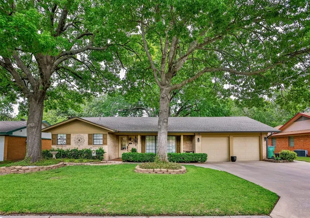 Photo 1 of Single family home for sale at 415 Rosedale Dr, Gainesville, TX 76240 | MLS# 21334793 | Listing updated on 2026-09-03