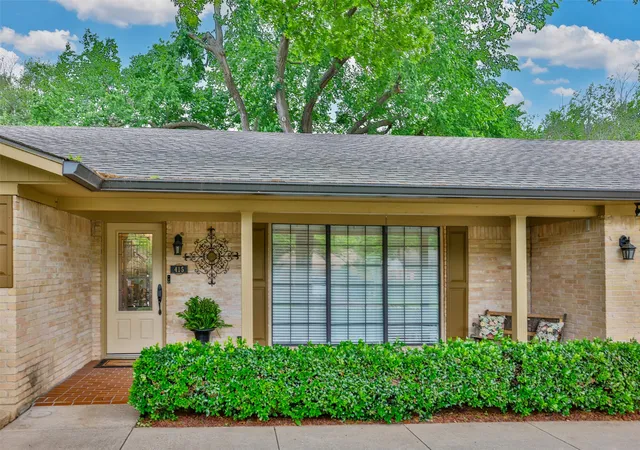 Photo 2 of Single family home for sale at 415 Rosedale Dr, Gainesville, TX 76240 | MLS# 21334793 | Listing updated on 2026-09-03