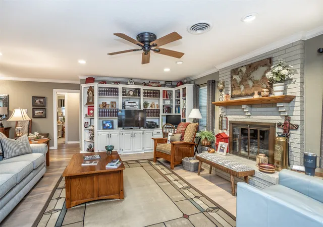 Photo 3 of Single family home for sale at 415 Rosedale Dr, Gainesville, TX 76240 | MLS# 21334793 | Listing updated on 2026-09-03