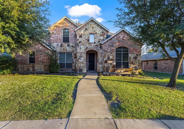 Photo 2 of Single family home for sale at 8302 Munich Dr, Rowlett, TX 75089 | MLS# 21333344 | Listing updated on 2026-10-03