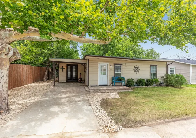 Single family home for sale at 403 Walnut St, Grandview, TX 76050 | MLS# 21334193
