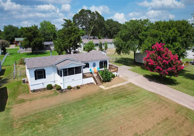 Photo 1 of Manufactured home for sale at 10245 Northlake Cir, Kemp, TX 75143 | MLS# 21333178 | Listing updated on 2026-09-27