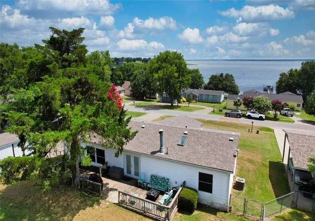 Photo 2 of Manufactured home for sale at 10245 Northlake Cir, Kemp, TX 75143 | MLS# 21333178 | Listing updated on 2026-09-27