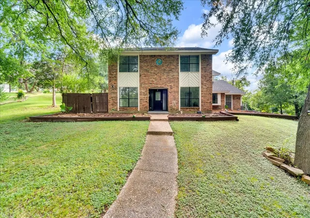 Photo 3 of Single family home for sale at 392 Creekwood Dr, Lancaster, TX 75146 | MLS# 21331825 | Listing updated on 2026-08-22