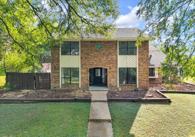 Photo 3 of Single family home for sale at 392 Creekwood Dr, Lancaster, TX 75146 | MLS# 21331825 | Listing updated on 2026-08-22