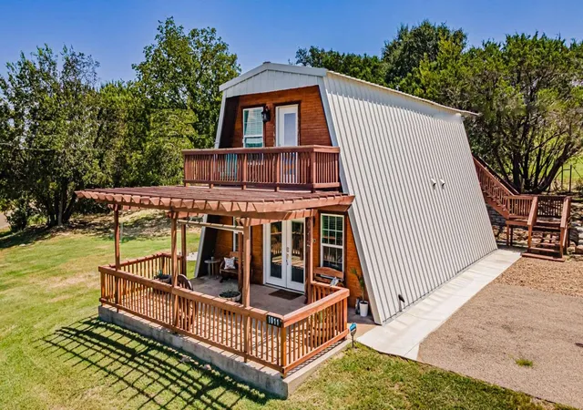 Photo 1 of Single family home for sale at 1011 Pawnee Trl, Granbury, TX 76048 | MLS# 21334964 | Listing updated on 2026-08-31