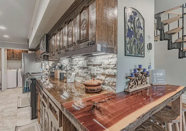 Photo 4 of Single family home for sale at 1011 Pawnee Trl, Granbury, TX 76048 | MLS# 21334964 | Listing updated on 2026-08-31