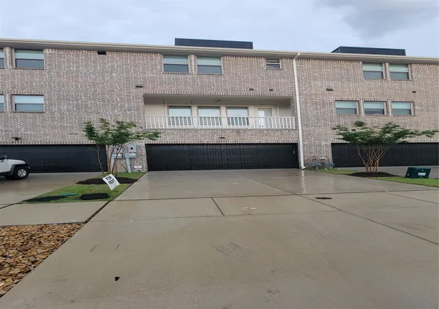 Photo 3 of Townhouse for sale at 2739 Levee Ln, Lewisville, TX 75067 | MLS# 21335011 | Listing updated on 2026-09-16