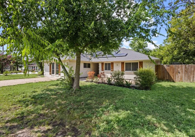 Photo 2 of Single family home for sale at 878 N Main Dr, Van Alstyne, TX 75495 | MLS# 21333920 | Listing updated on 2026-08-12