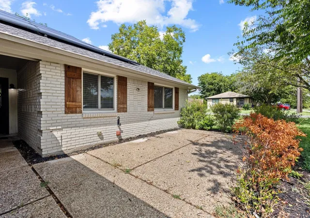 Photo 3 of Single family home for sale at 878 N Main Dr, Van Alstyne, TX 75495 | MLS# 21333920 | Listing updated on 2026-08-12