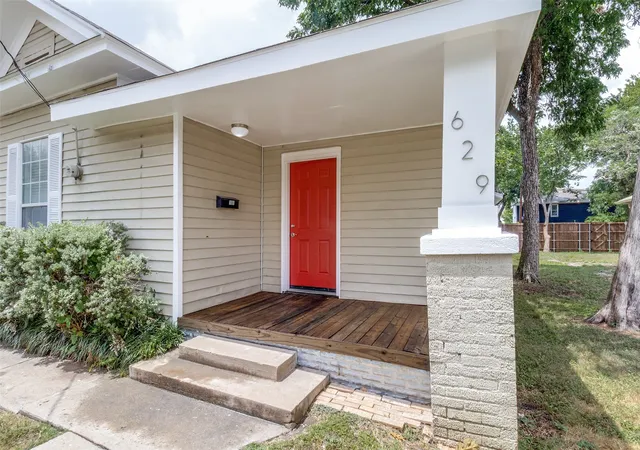 Photo 2 of Single family home for sale at 629 Melba St, Dallas, TX 75208 | MLS# 21335076 | Listing updated on 2026-08-20