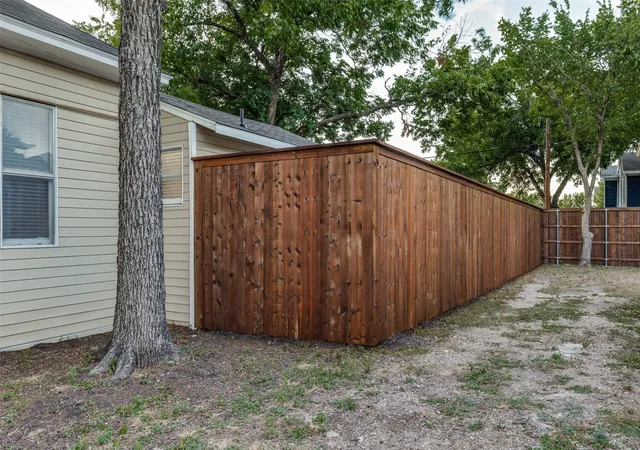 Photo 3 of Single family home for sale at 629 Melba St, Dallas, TX 75208 | MLS# 21335076 | Listing updated on 2026-08-20