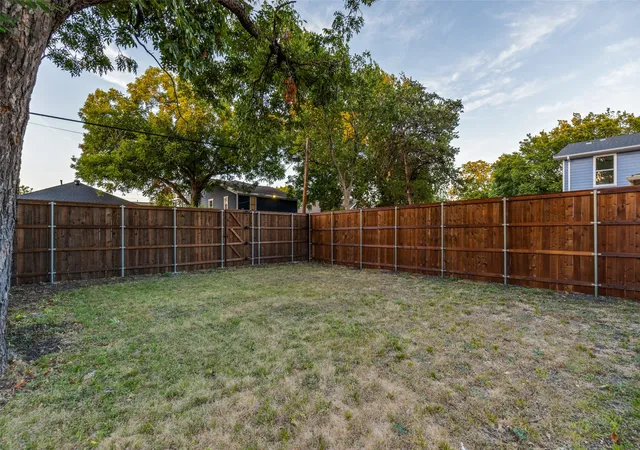 Photo 4 of Single family home for sale at 629 Melba St, Dallas, TX 75208 | MLS# 21335076 | Listing updated on 2026-08-20