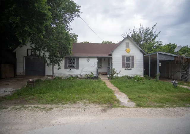 Photo 1 of Single family home for sale at 106 S Watson St, Alvarado, TX 76009 | MLS# 21332289 | Listing updated on 2026-07-18