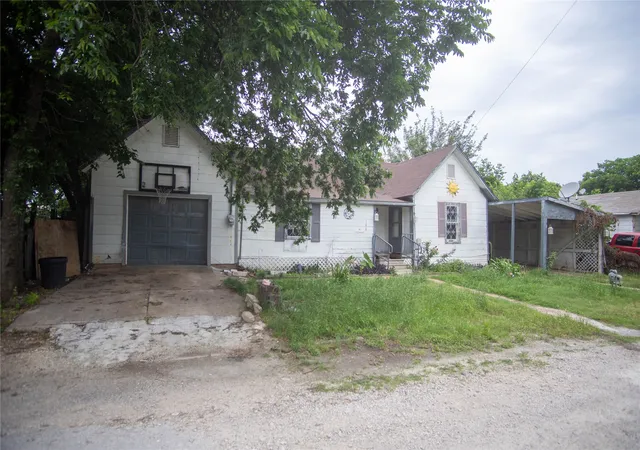 Photo 2 of Single family home for sale at 106 S Watson St, Alvarado, TX 76009 | MLS# 21332289 | Listing updated on 2026-07-18
