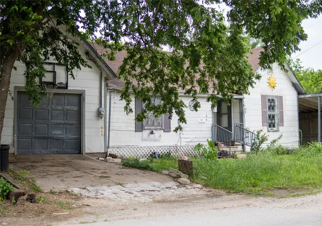 Photo 3 of Single family home for sale at 106 S Watson St, Alvarado, TX 76009 | MLS# 21332289 | Listing updated on 2026-07-18