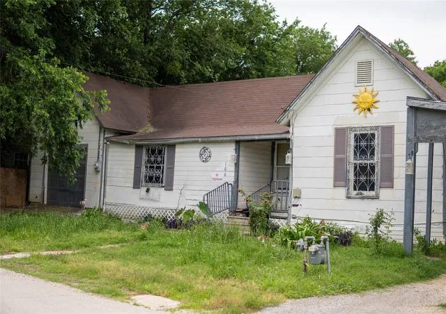 Photo 4 of Single family home for sale at 106 S Watson St, Alvarado, TX 76009 | MLS# 21332289 | Listing updated on 2026-07-18