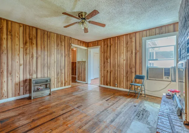 Photo 4 of Single family home for sale at 713 Lution Dr, Weatherford, TX 76087 | MLS# 21334081 | Listing updated on 2026-09-02