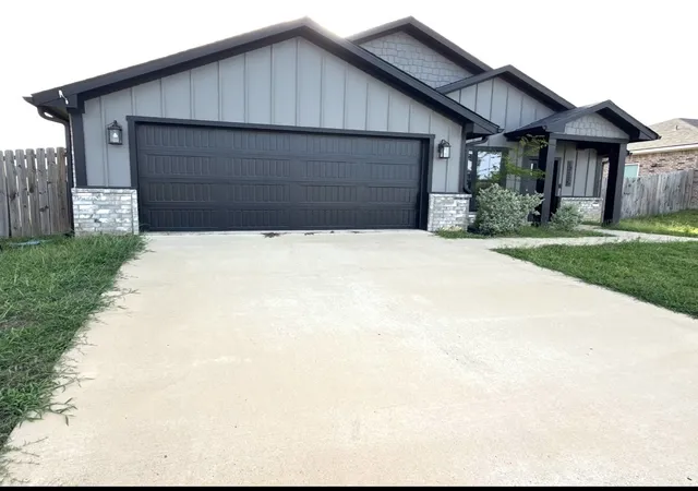 Photo 1 of Single family home for sale at 17115 Meadowview Ln, Lindale, TX 75771 | MLS# 21329200 | Listing updated on 2026-08-26