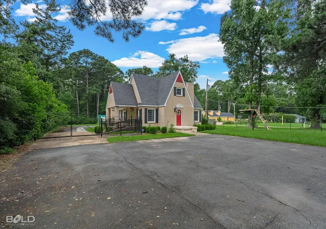 Photo 3 of Sale Pending at 3421 N Market St, Shreveport, LA 71107 | MLS# 21335131 | Listing updated on 2026-09-02