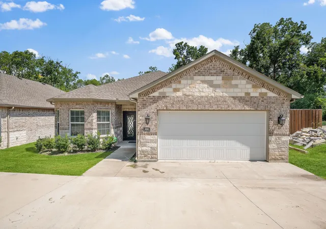 Photo 1 of Single family home for sale at 899 E Jefferson St, Van Alstyne, TX 75495 | MLS# 21333293 | Listing updated on 2026-07-18