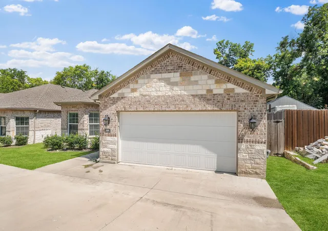 Photo 2 of Single family home for sale at 899 E Jefferson St, Van Alstyne, TX 75495 | MLS# 21333293 | Listing updated on 2026-07-18