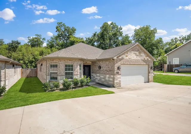 Photo 3 of Single family home for sale at 899 E Jefferson St, Van Alstyne, TX 75495 | MLS# 21333293 | Listing updated on 2026-07-18