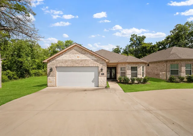 Photo 1 of Single family home for sale at 901 E Jefferson St, Van Alstyne, TX 75495 | MLS# 21333375 | Listing updated on 2026-07-18