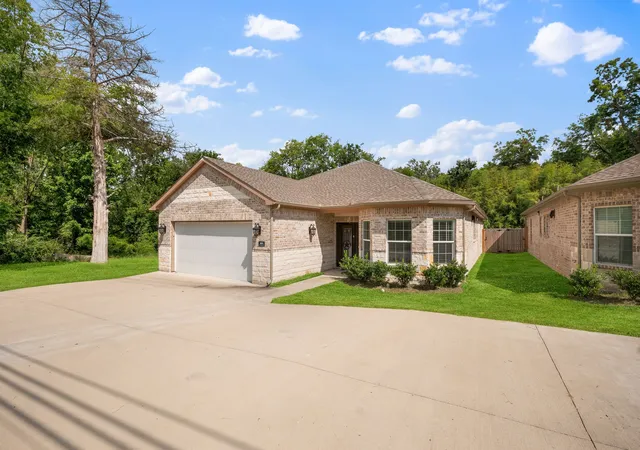Photo 2 of Single family home for sale at 901 E Jefferson St, Van Alstyne, TX 75495 | MLS# 21333375 | Listing updated on 2026-07-18