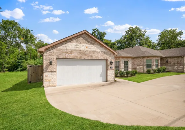 Photo 3 of Single family home for sale at 901 E Jefferson St, Van Alstyne, TX 75495 | MLS# 21333375 | Listing updated on 2026-07-18