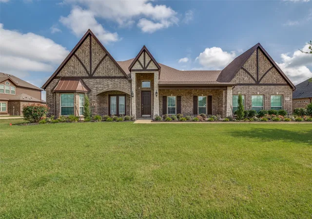 Photo 2 of Single family home for sale at 217 Castle Creek Dr, Red Oak, TX 75154 | MLS# 21329205 | Listing updated on 2026-10-07