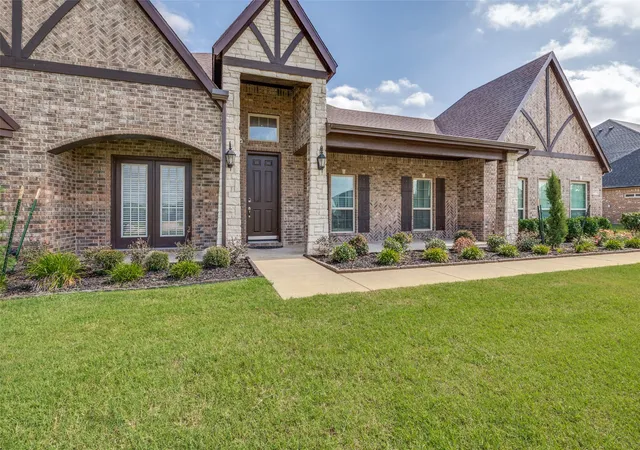 Photo 3 of Single family home for sale at 217 Castle Creek Dr, Red Oak, TX 75154 | MLS# 21329205 | Listing updated on 2026-10-07