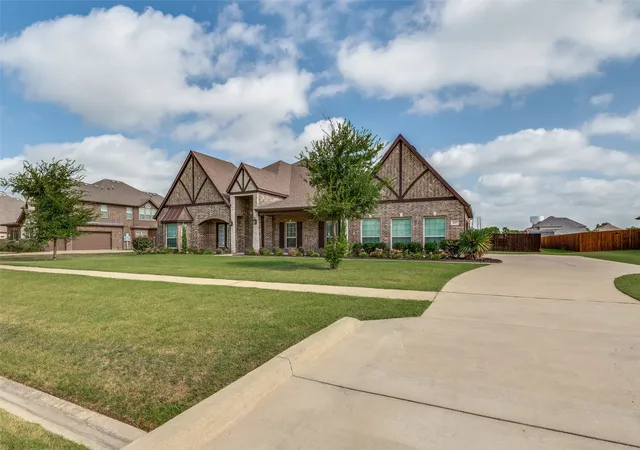 Photo 3 of Single family home for sale at 217 Castle Creek Dr, Red Oak, TX 75154 | MLS# 21329205 | Listing updated on 2026-10-07