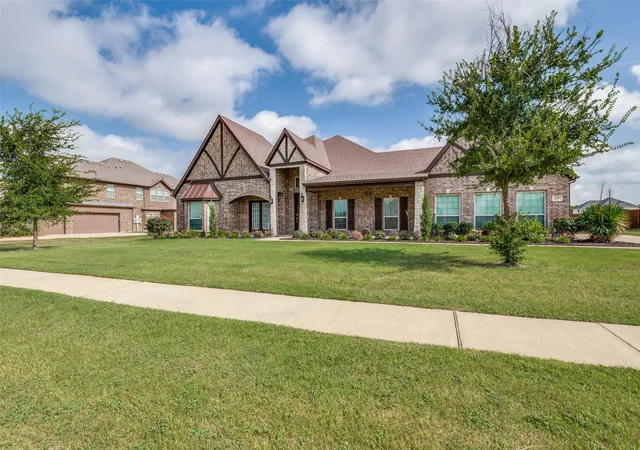 Photo 4 of Single family home for sale at 217 Castle Creek Dr, Red Oak, TX 75154 | MLS# 21329205 | Listing updated on 2026-10-07