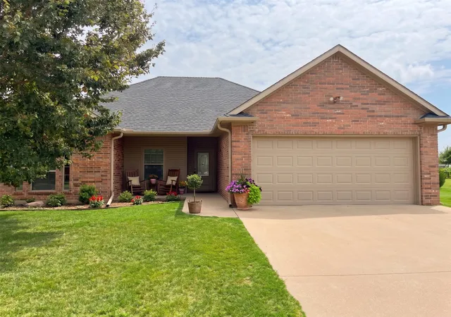 Single family home for sale at 6 Starview Dr, Malakoff, TX 75148 | MLS# 21335298