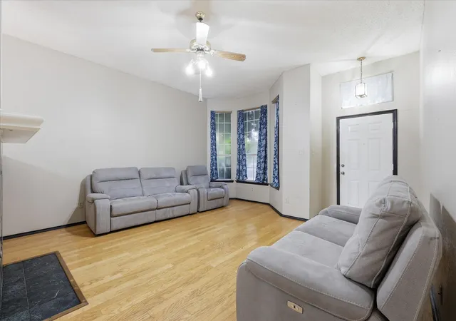 Photo 4 of Single family home for sale at 6517 White Oak Dr, Rowlett, TX 75089 | MLS# 21330165 | Listing updated on 2026-09-07