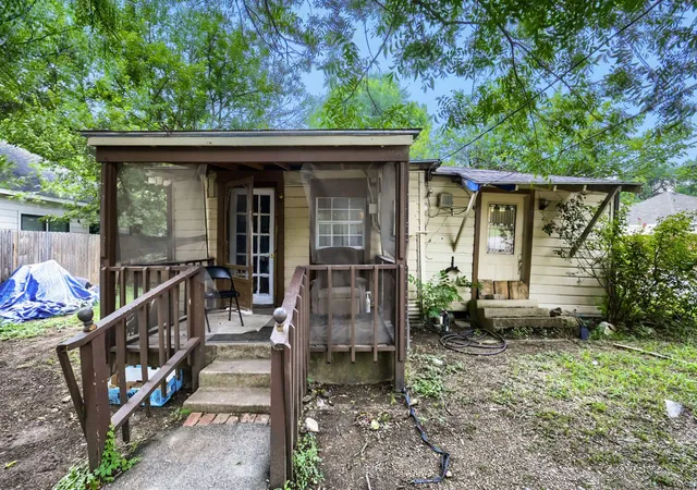Photo 1 of Single family home for sale at 1012 E Jefferson St, Waxahachie, TX 75165 | MLS# 21335337 | Listing updated on 2026-07-19