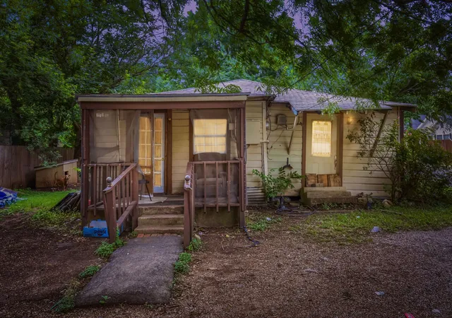 Photo 2 of Single family home for sale at 1012 E Jefferson St, Waxahachie, TX 75165 | MLS# 21335337 | Listing updated on 2026-07-19