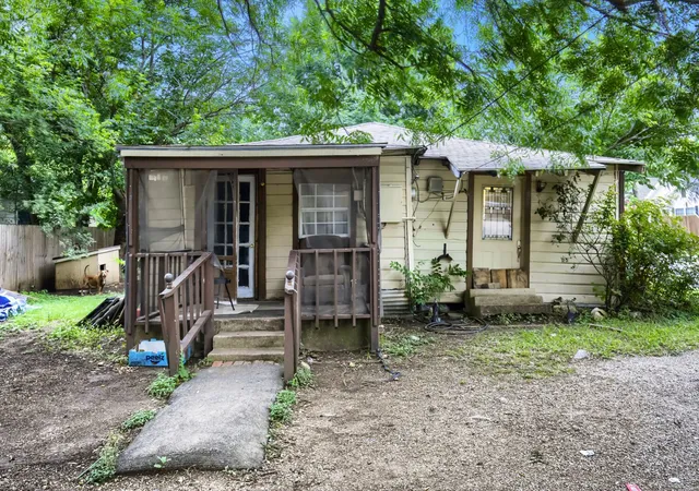 Photo 3 of Single family home for sale at 1012 E Jefferson St, Waxahachie, TX 75165 | MLS# 21335337 | Listing updated on 2026-07-19
