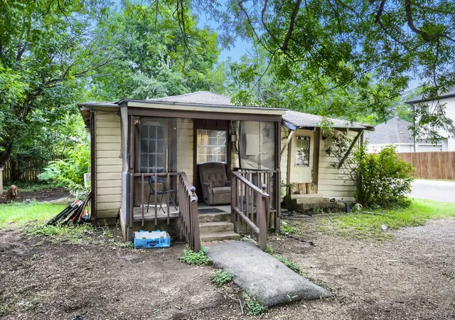 Photo 3 of Single family home for sale at 1012 E Jefferson St, Waxahachie, TX 75165 | MLS# 21335337 | Listing updated on 2026-07-19