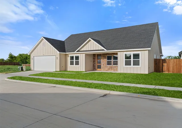 Photo 1 of Single family home for sale at 548 Highview Ct, Godley, TX 76044 | MLS# 21335144 | Listing updated on 2026-08-23