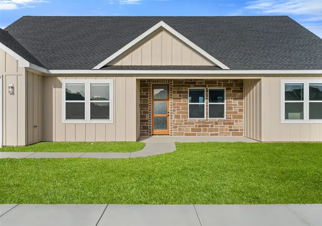 Photo 3 of Single family home for sale at 548 Highview Ct, Godley, TX 76044 | MLS# 21335144 | Listing updated on 2026-08-23
